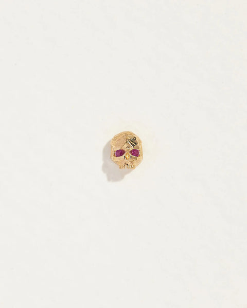 Memento Mori Stud by Pamela Love – Piercing in #product_material# (#product_color#).  skull-studs-gold-2