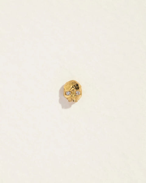Memento Mori Stud by Pamela Love – Piercing in #product_material# (#product_color#).  skull-studs-gold-3