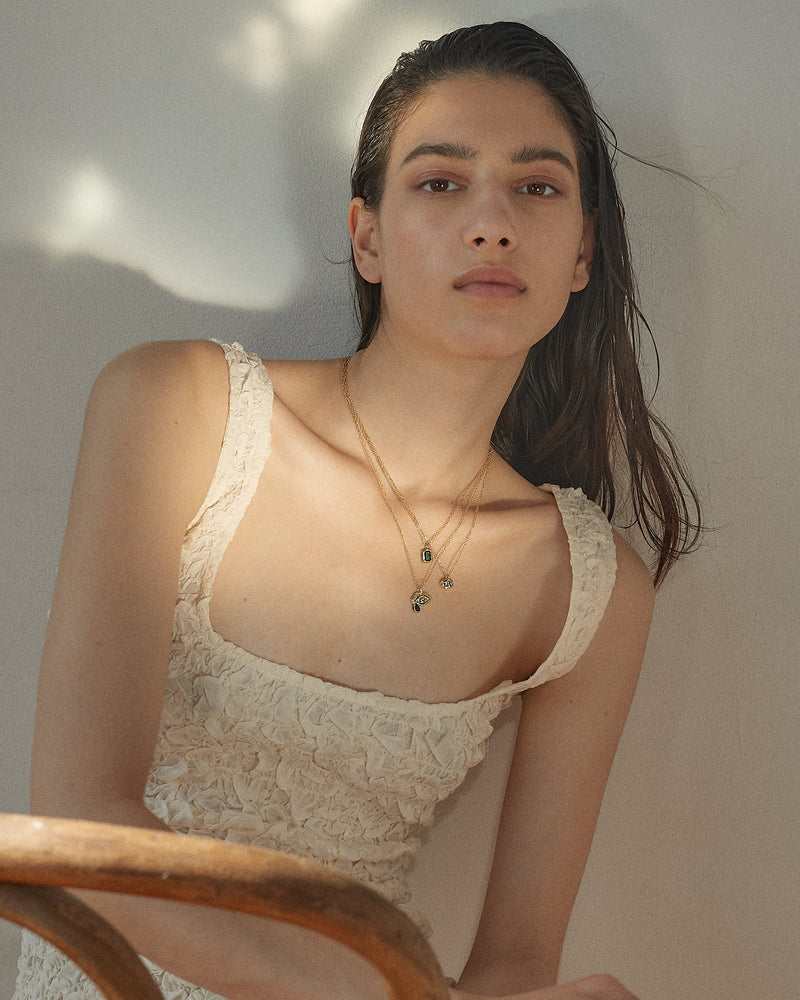 leonor pendant necklace on the model