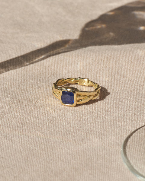 18k gold band ring with sapphire