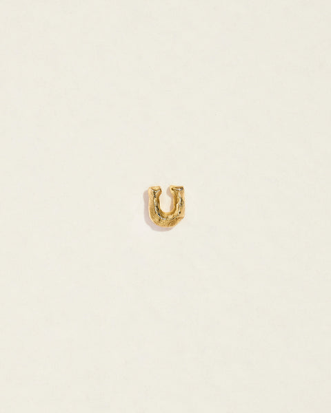 U Stud by Pamela Love – Piercing in #product_material# (#product_color#). alphabet-gold-letter-u-stud