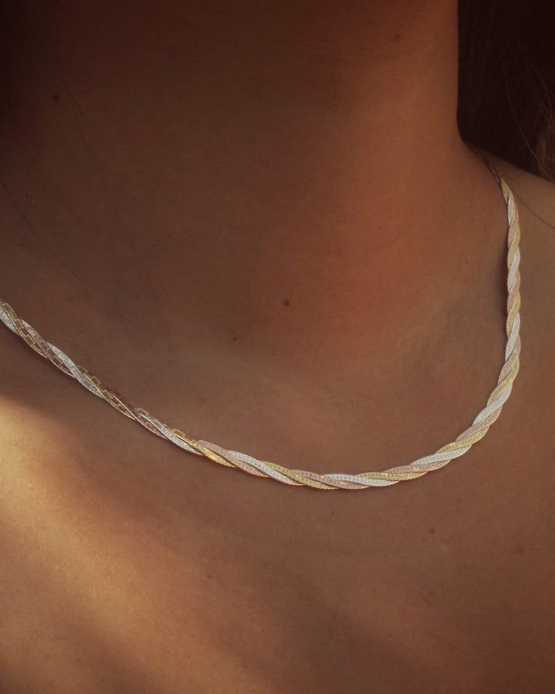 tricolor twisted chain necklace on the model